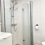 Fresh 2br-apartment With Free Parking شقة