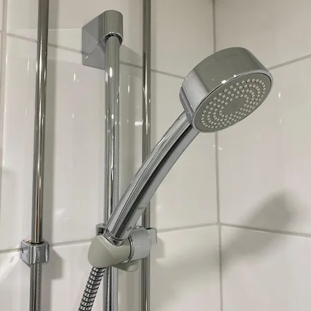 Fresh 2br-apartment With Free Parking *